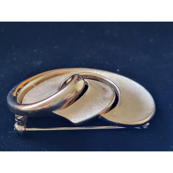 Signed Crown Trifari Mid 1960s Swirl Brooch Gold Tone Mid-Century Vintage MCM - Picture 4 of 8